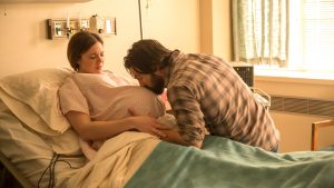 Jack (Milo Ventimiglia) cares for his wife, Rebecca (Mandy Moore), as she goes into labor