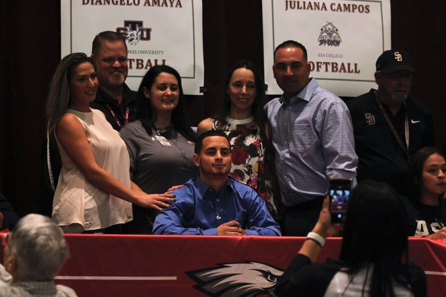 Senior+Dianjelo+Amaya+celebrates+signing+to+college+with+his+family+and+administrators