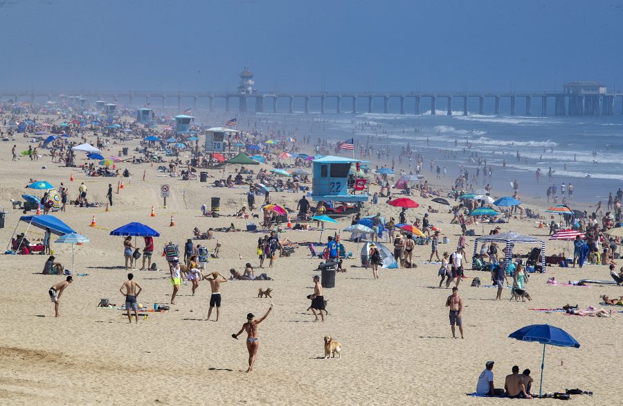 Thousands+of+beach-goers+enjoy+a+warm%2C+sunny+day+at+the+beach+amid+state-mandated+stay-at-home+and+social+distancing+guidelines+in+a+bid+to+stave+off+the+coronavirus+pandemic+in+Huntington+Beach%2C+Calif.%2C+on+Saturday%2C+April+25%2C+2020.+%28Allen+J.+Schaben%2FLos+Angeles+Times%2FTNS%29