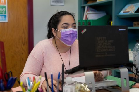 Coral Bachen, English teacher at MSD, teaches her students in her Teams class. Photo by Mariajose Vera