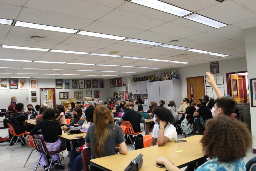 Populous Performers. Drama teacher Melody Herzfeld leads a class discussion
about the play “Medea” with her 46 Theater I students in her 7th period. As an elective,
the class enrollment is not limited to 25 students like core classes are under Florida’s
2002 Classroom Size Amendment. 