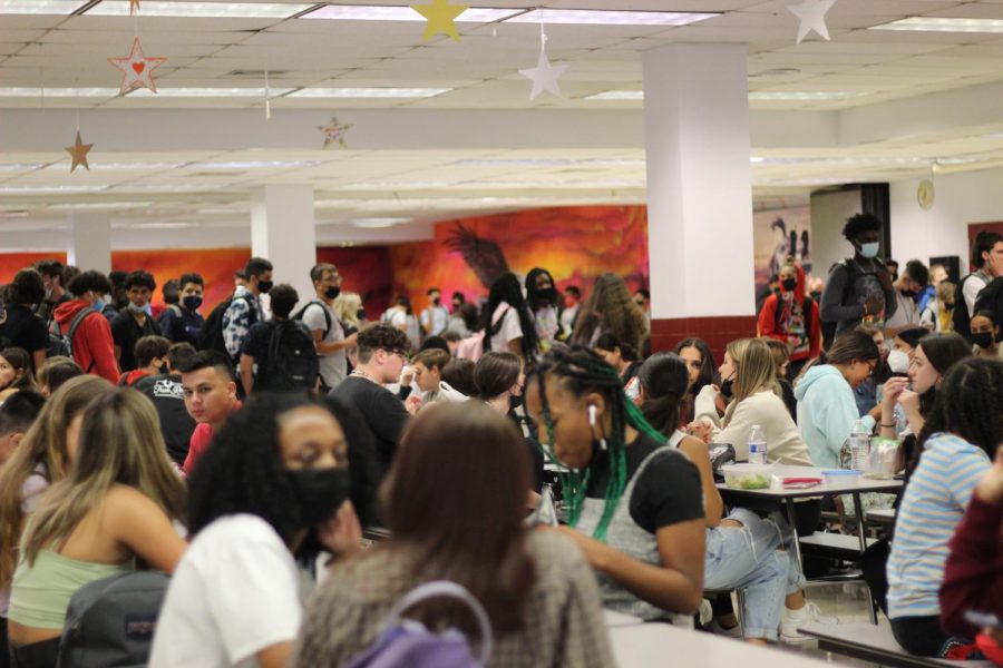 Lingering Lunch Lines. Students eat lunch in a packed cafeteria during B lunch on Aug. 20. Long lines at lunch have caused multiple announcements during the 1st quarter, excusing late students who are still waiting to get their lunch after class has started. 
