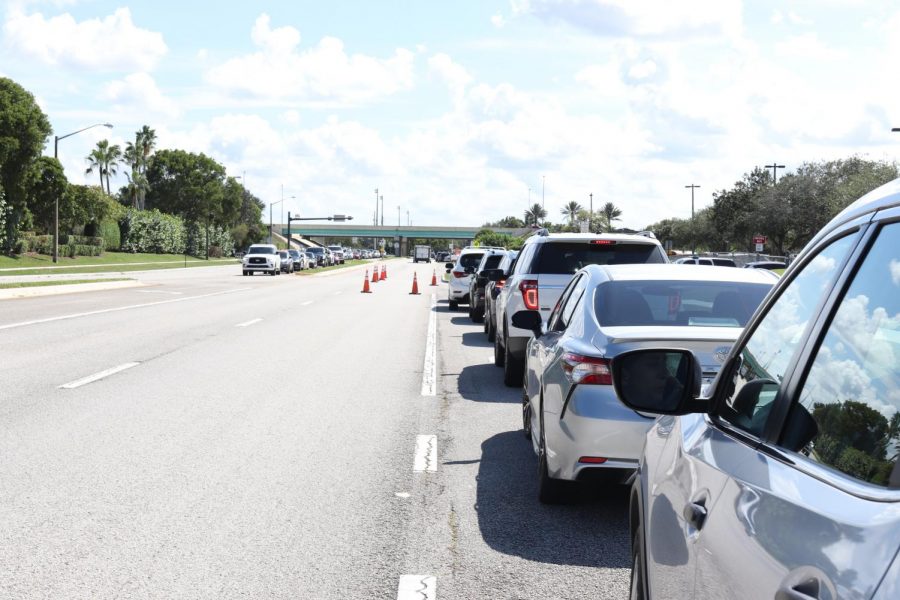 Lengthy+Lines.+Parents+line+up+to+enter+the+carline+even+before+school+ends.