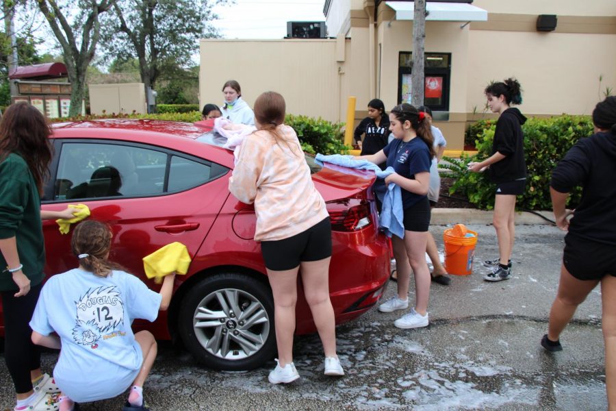 MSDs+Dance+Marathon+hosted+a+car+wash+to+raise+money+for+the+Nicklaus+Childrens+Hospital.+Members+of+the+organization+washed+the+vehicles+outside+a+Wendys.