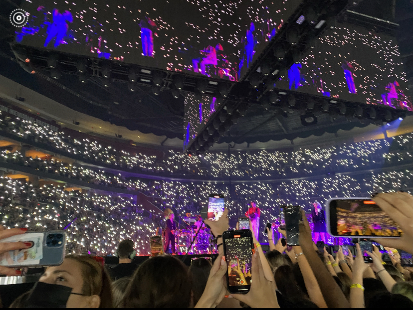 Fans+hold+up+their+phones+flashlight+for+Harry+Styles+during+his+Ft.+Lauderdale+show+on+Oct.+8%2C+2021+at+the+BB%26T+Center.