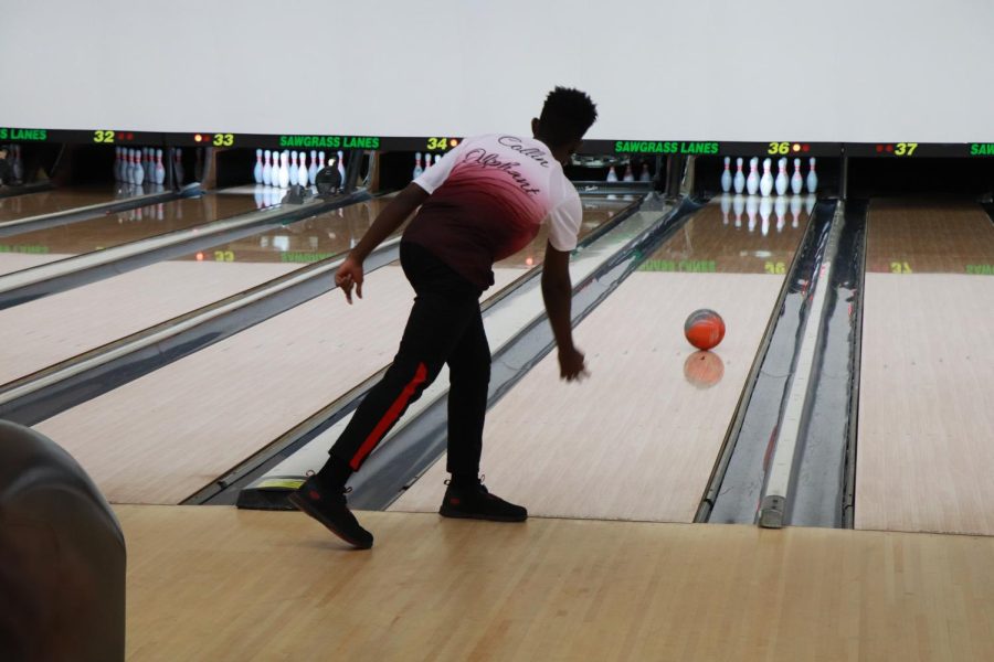 Junior+Collin+Oliphant+lines+up+to+bowl+a+strike+to+end+up+with+his+personal+record+of+212.+He+was+the+highest+scoring+bowler+for+MSD+on+Tuesday.