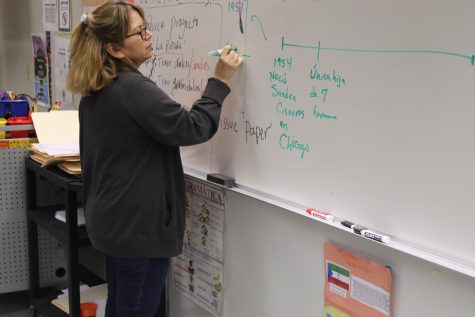 Spanish teacher Lilian Viloria teaches a Spanish class during third period. Due to unforeseen circumstances, Viloria had to take on other students from another Spanish class due to a teacher leaving for health reasons.
