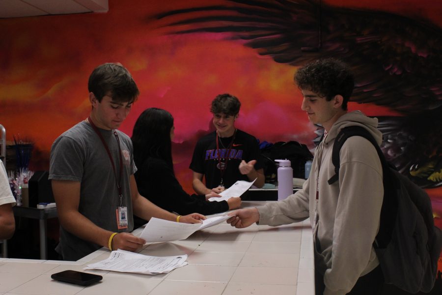 From Monday, March 13 to Friday, March 31, seniors and their guests submitted their prom packets to the L-counter at both lunches. The Senior Class Board officers collected the packets and answered any questions and concerns students may have had.