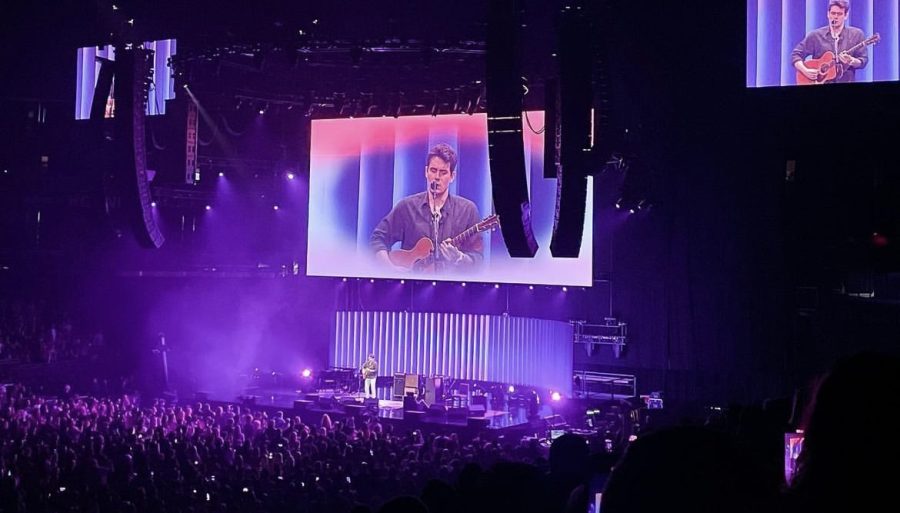 John+Mayer+sings+Neon+at+The+United+Center+in+Chicago%2C+IL.+This+is+his+first+solo+tour+as+an+independent+artist+after+leaving+Colombia+Records+in+2022.