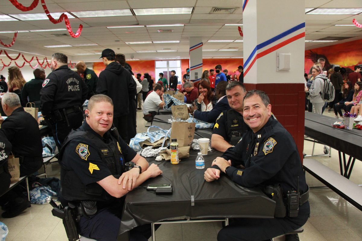 Police+officers+pose+for+a+picture+at+the+first+responders+breakfast+on+the+fourth+anniversary+of+the+shooting+at+MSD+on+Feb.+14%2C+2022.+Students+participate+in+the+first+responders+breakfast+service+project+as+a+way+to+show+thanks+for+their+service+in+the+community+and+at+MSD+on+the+day+of+the+shooting+in+2018.